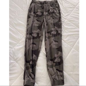Hollister Camo Pants/Joggers with drawstring- XS/00